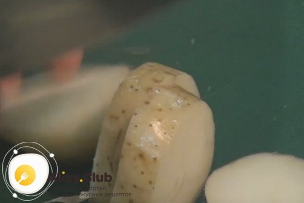 Для гарнира нарезаем кружочками отваренный в мундире картофель.