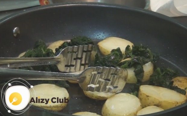 Добавляем к картофелю шпинат, солим.