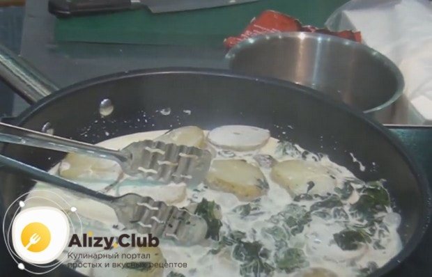 Добавляем на сковороду сливки, перемешиваем.