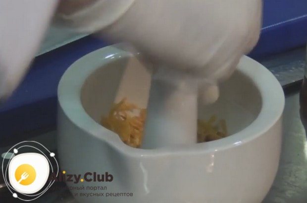 Измельчаем в ступке картофель пай.