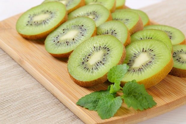 кружочки киви на разделочной доске