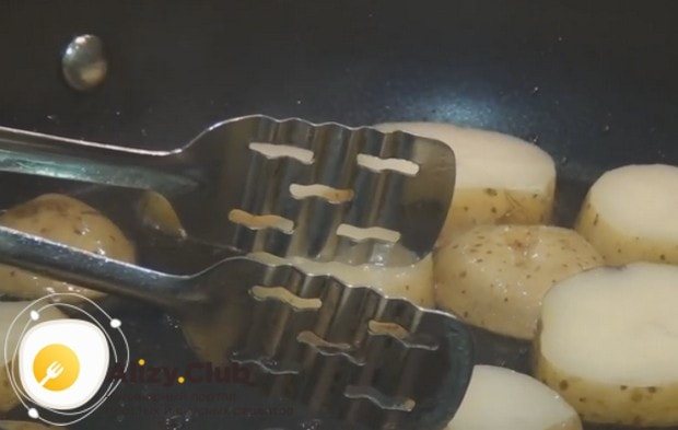 Обжариваем картофельные кружочки на сковороде.