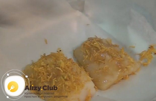 Панируем филе рыбы в картофельной стружке и выкладываем на застеленный пергаментом противень.