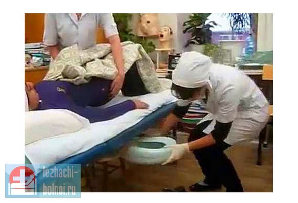 Поставить утку лежачему больному