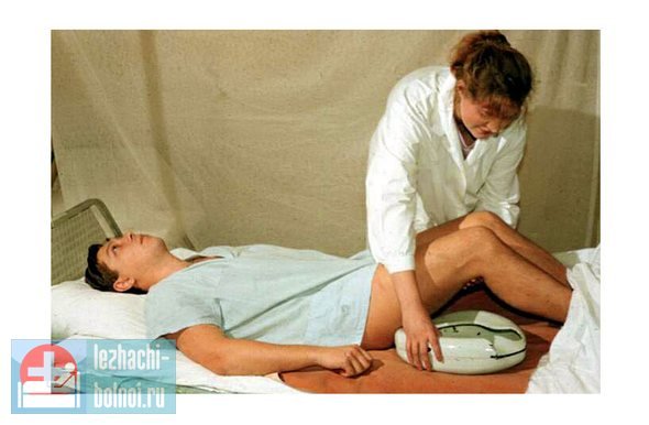 Правильно ставить судно лежачему больному