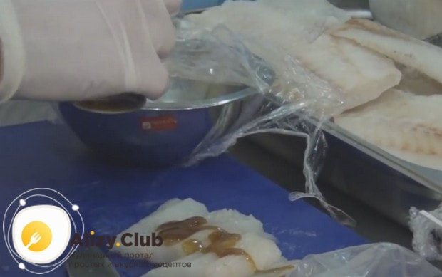 Рыбу нарезаем на кусочки и маринуем их в устричном соусе.