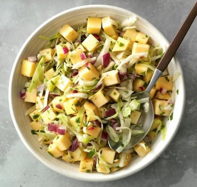 Салат брюква с яблоками
