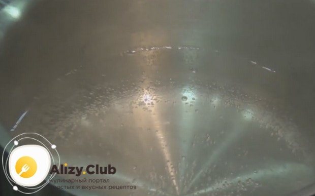 Ставим на огонь воду кастрюле для приготовления яйца пашот.