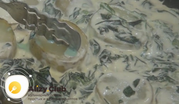 В конце приготовления гарнира добавляем в него чеснок и перемешиваем.