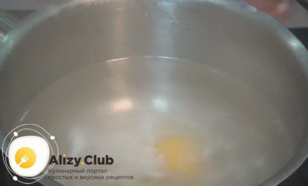 В образовавшуюся воронку вбиваем яйцо и варим 3 минуты.