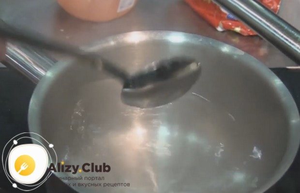 В закипающей воде делаем воронку, быстро перемешивая ее ложкой.